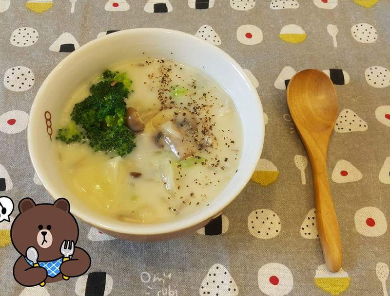 蔬菜很多的奶油菇菇濃湯
