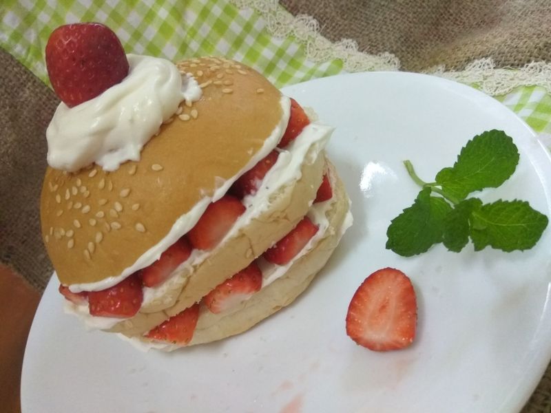 十分鐘早餐─草莓鮮奶油堡