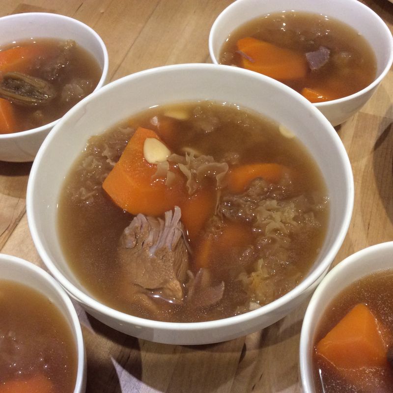 「港或老火湯」紅蘿蔔雪耳瘦肉湯