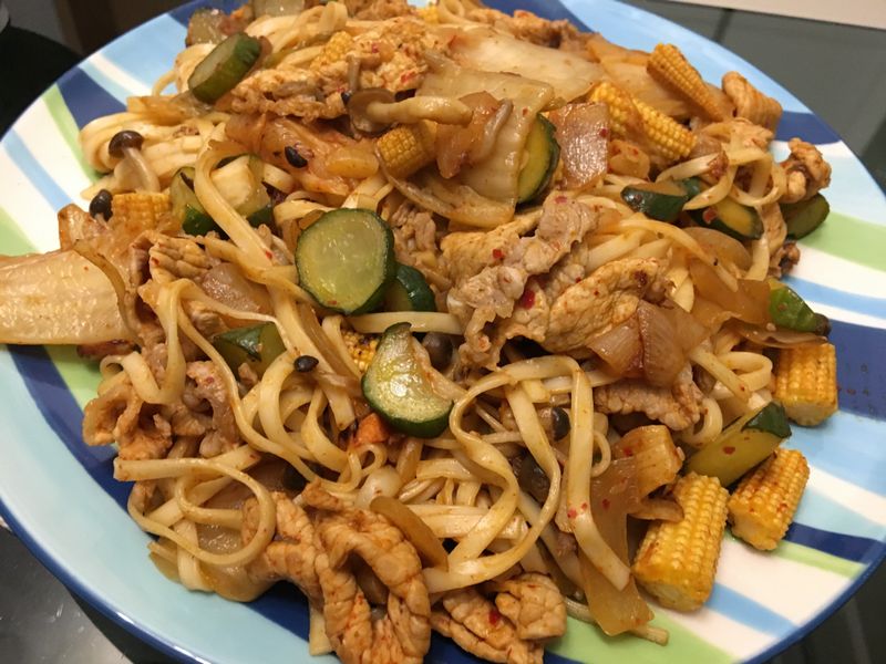 泡菜豬肉炒麵