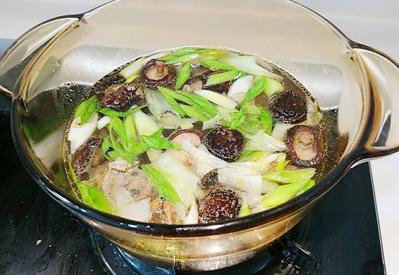 蒜苗香菇雞湯