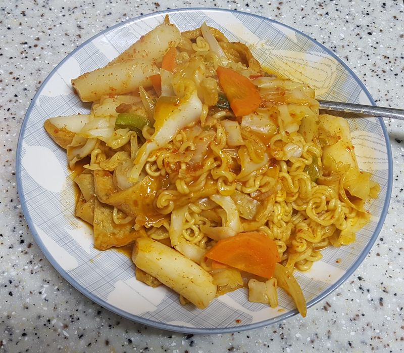 (韓式)辣炒年糕泡麵 라볶이