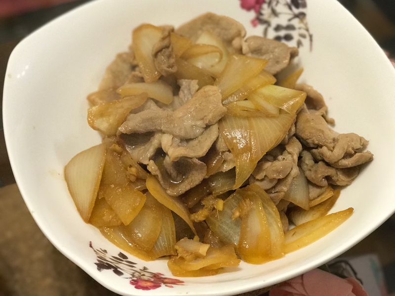 簡易食譜。洋蔥炒豬肉片