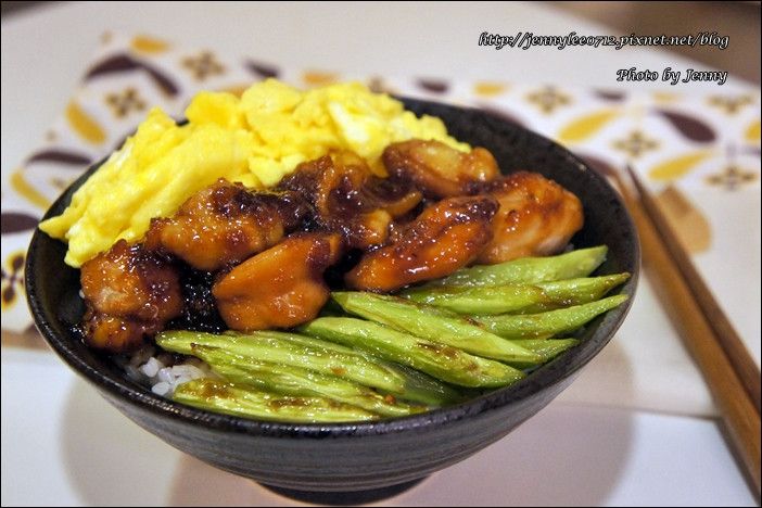 三色雞肉丼飯