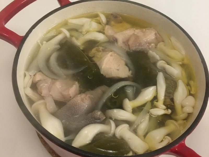 剝皮辣椒雞湯