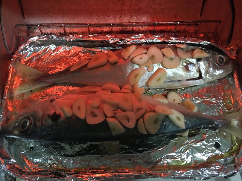 蒜烤竹莢魚