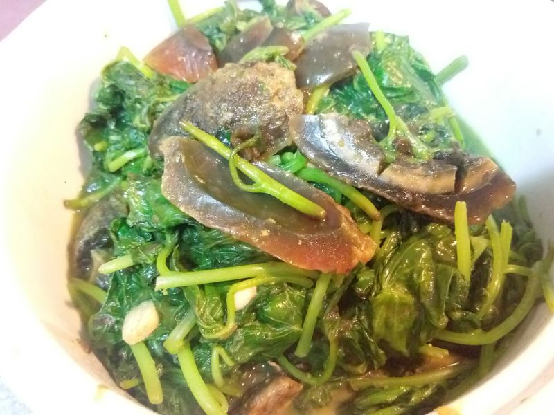 經典易台菜~地瓜葉爆皮蛋