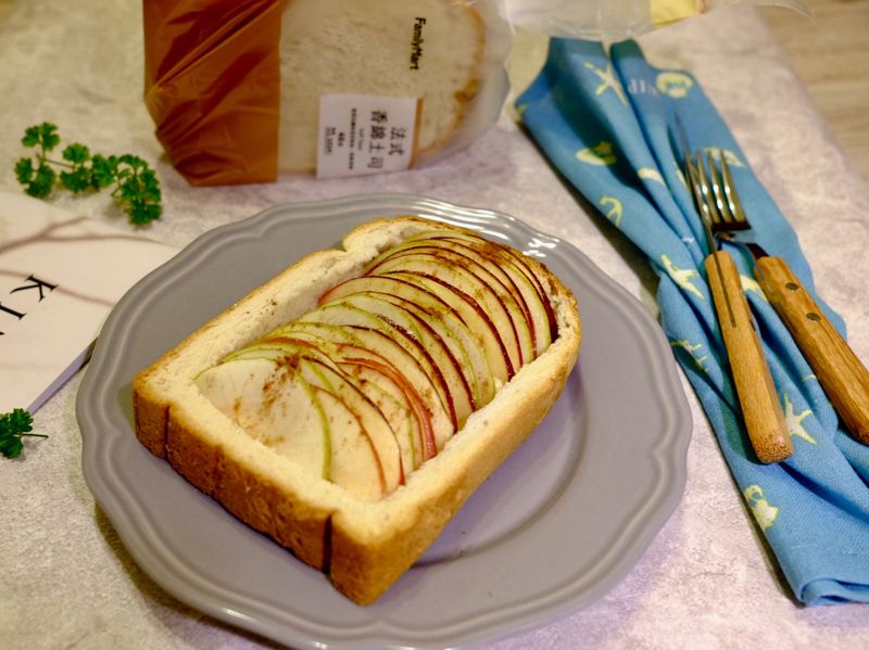《瘋野餐》甜點！滿滿餡料的雙色蘋果烤吐司