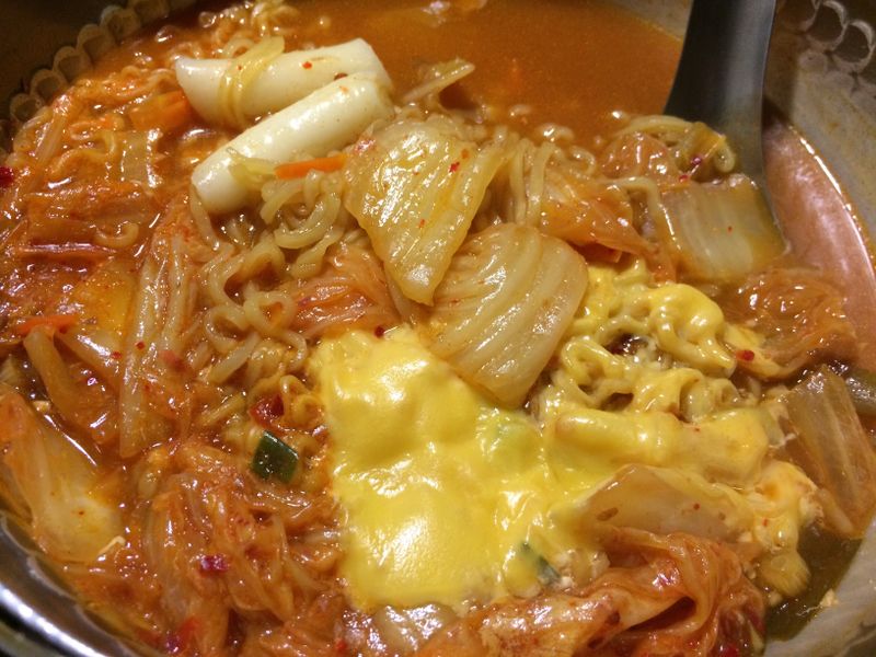 深夜食間-韓式起司泡菜年糕泡麵😋