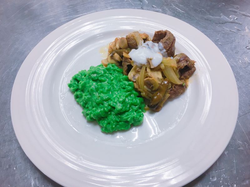 羅宋炒牛肉附菠菜麵疙瘩