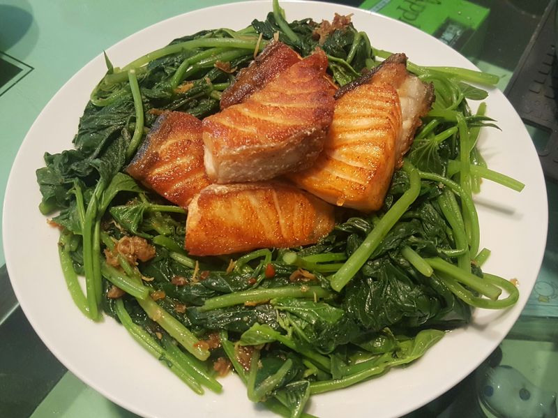 乾煎鮭魚佐XO醬地瓜葉