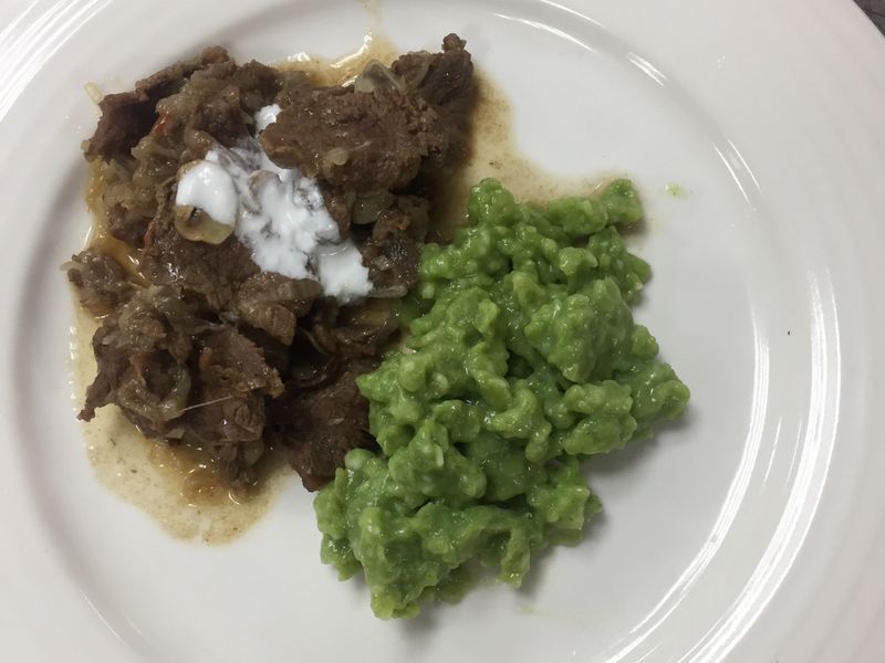 羅宋炒牛肉附菠菜麵疙瘩