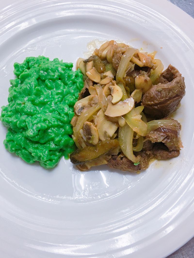 羅宋炒牛肉附菠菜麵疙瘩