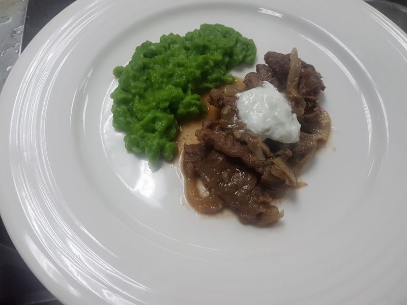 羅宋炒牛肉附菠菜麵疙瘩