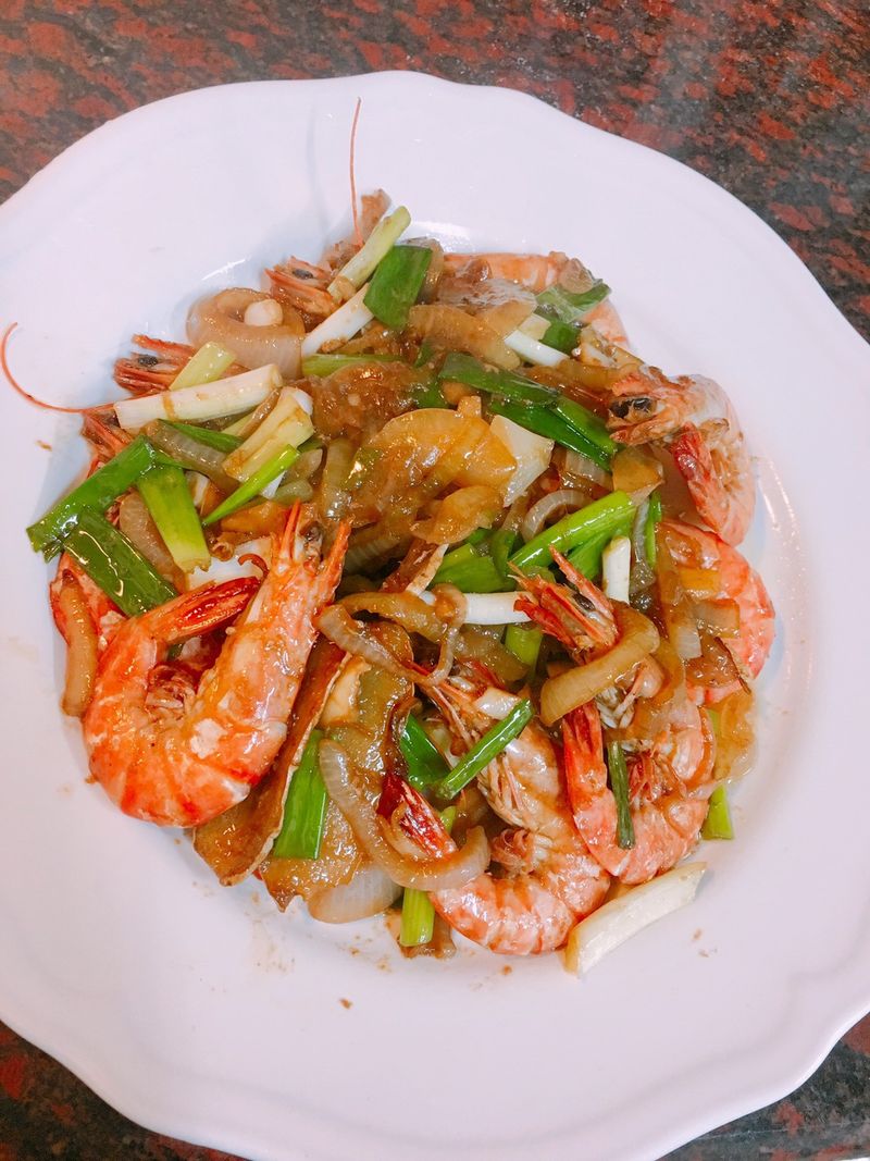 餐桌上的人妻料理*'洋蔥快炒蠔油蝦。