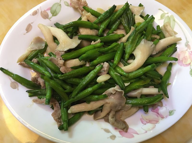 炒金針花