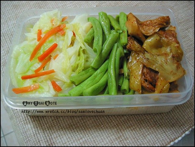 夏季蔬爽料理便當:滿足鮮蔬搭配酸辣燴麵腸