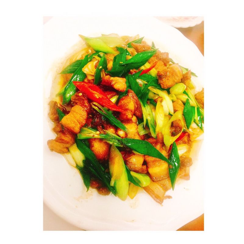 餐桌上的人妻料理*蒜苗三層肉。