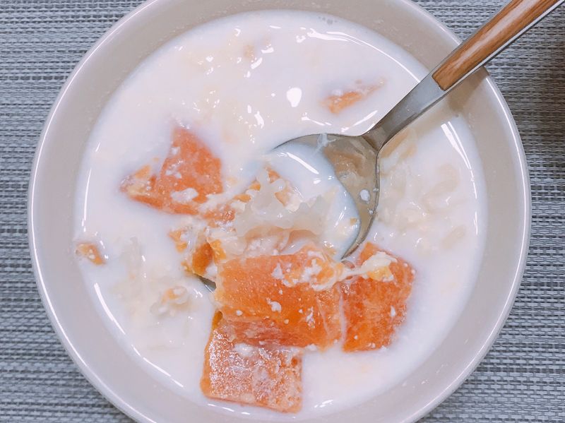 《木瓜雪耳冰糖牛奶煲》