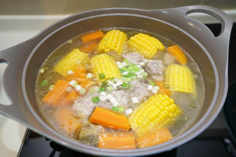 玉米蘿蔔排骨湯。清甜好滋味!