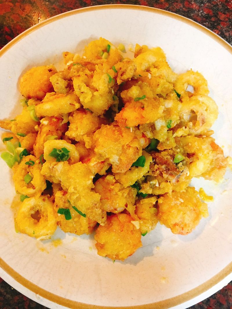餐桌上的人妻料理*金沙拌雙鮮拼盤。
