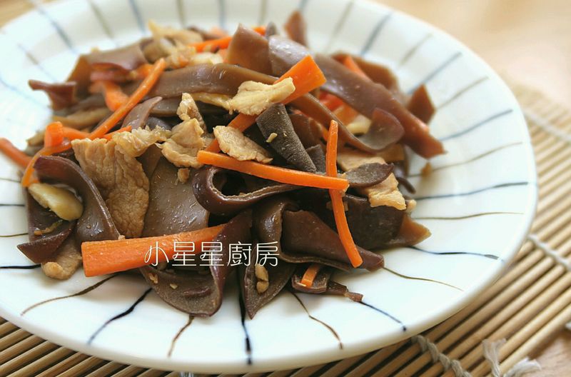 黑木耳炒梅花豬
