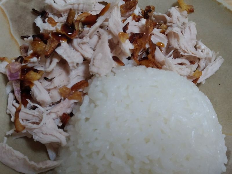電鍋煮飯同步完成
雞肉飯