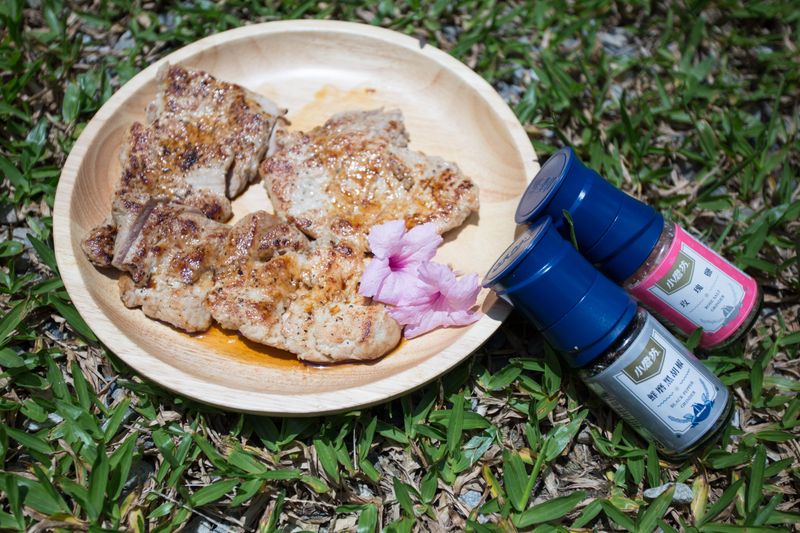 露營料理-煎豬排(小磨坊鮮磨黑胡椒)