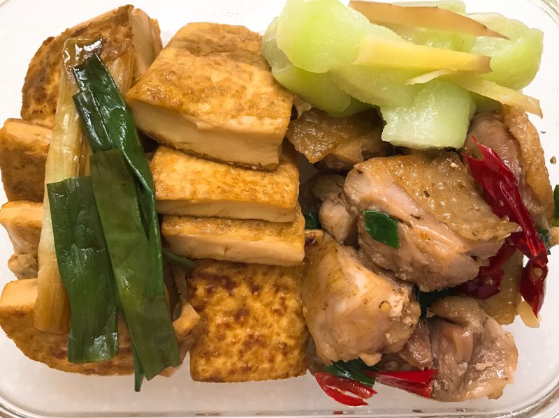 お弁当-170901-紅燒豆腐&鹹酥雞腿