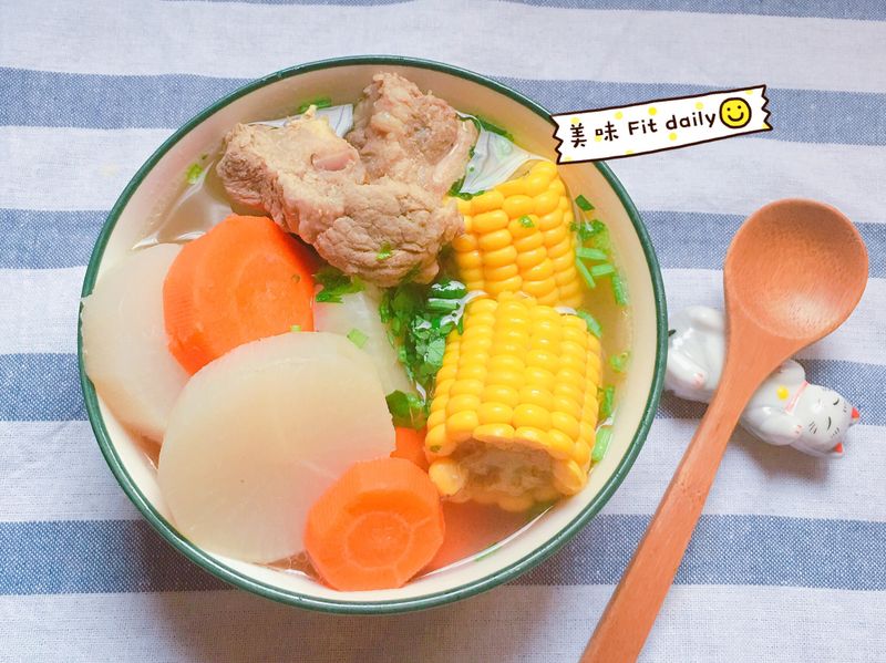 清甜玉米蘿蔔豚骨湯😋電鍋出好湯~