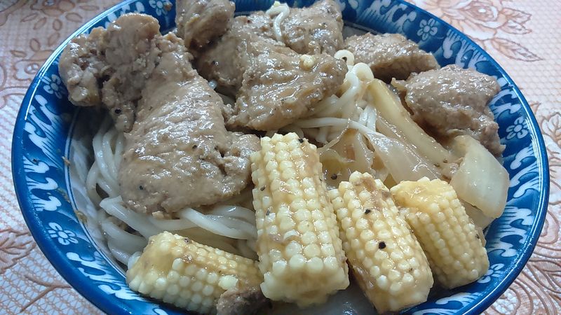 奶油洋蔥黑胡椒豬排蓋麵