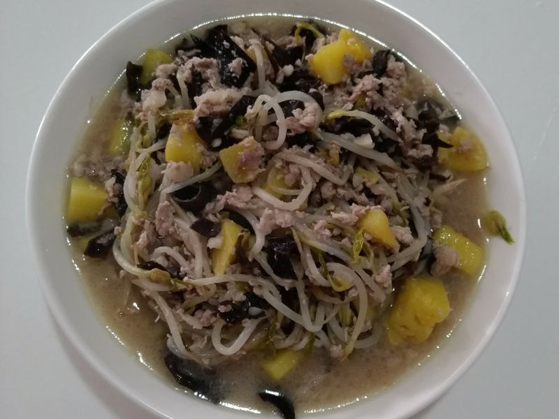 鳳梨黑木耳豆芽炒肉