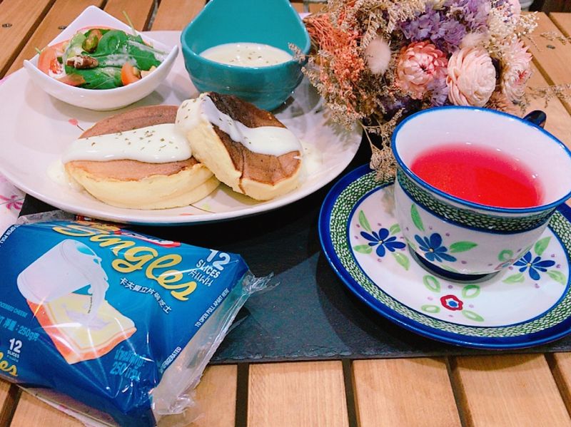 舒芙蕾厚鬆餅佐濃郁起司醬（卡夫起司）