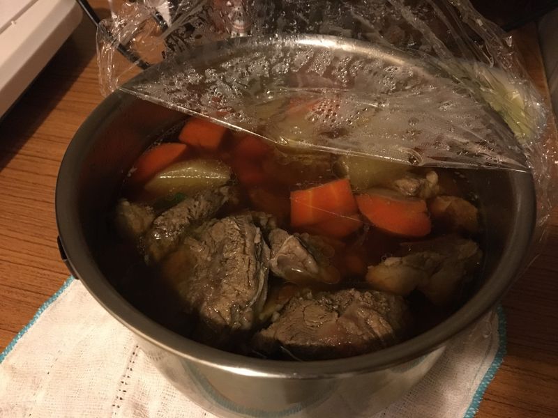 電鍋簡易牛肉湯（可另加入麵跟蔥花）
