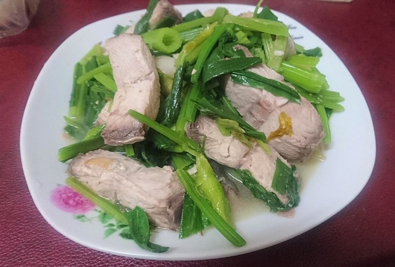 芹菜炒沙魚
