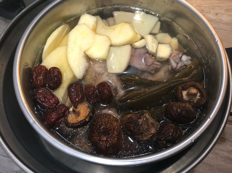 剝皮辣椒雞湯