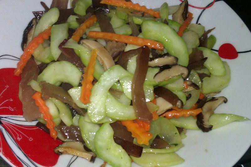大黃瓜拌炒香菇木耳絲
