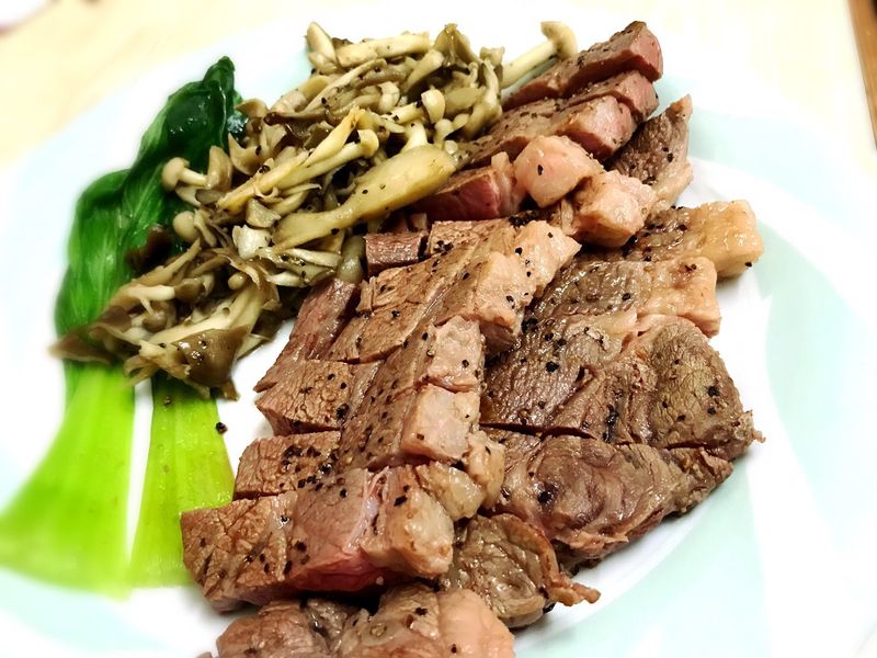 牛排佐黑胡椒奶油炒菇