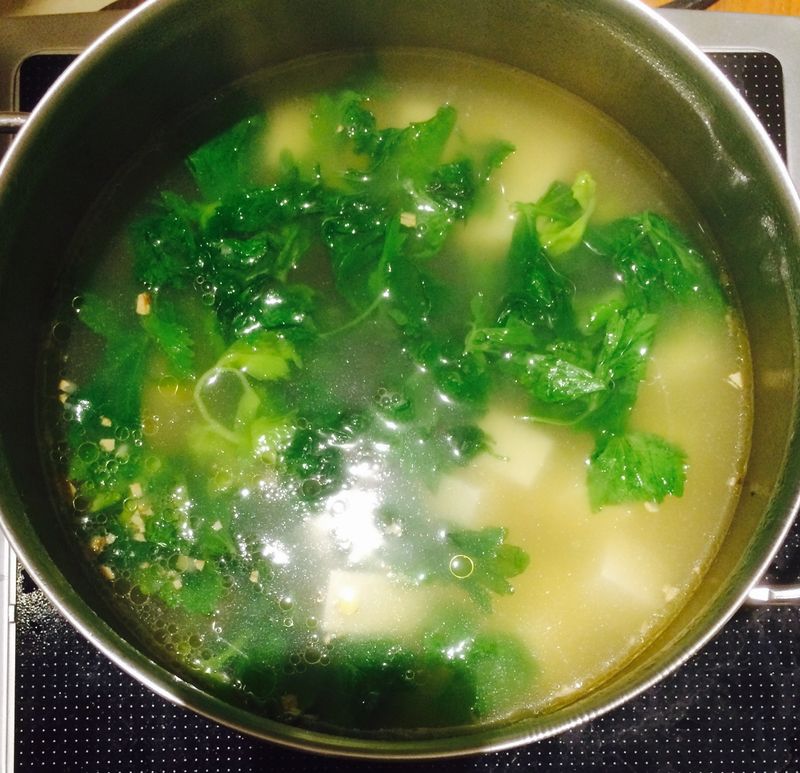 【不一樣家常菜】芹菜葉豆腐湯