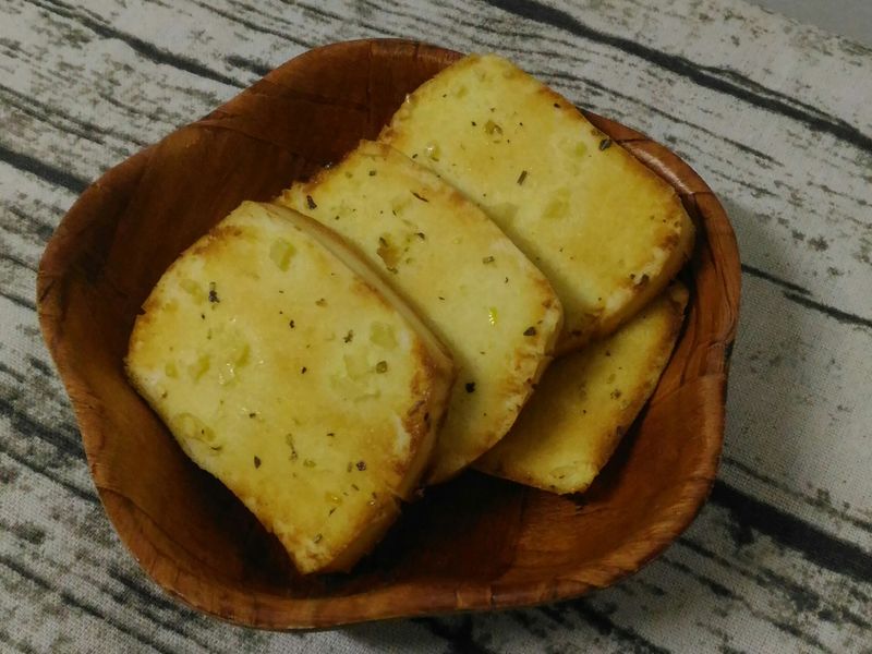 饅頭佐法式奶蒜醬