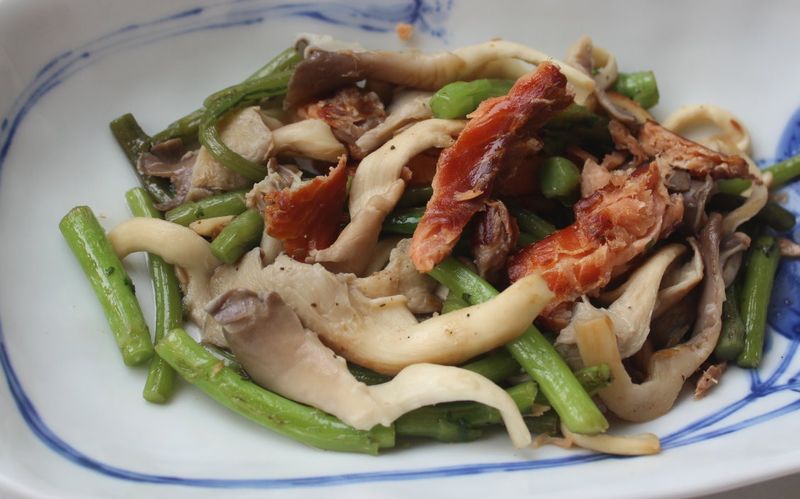 鮭魚干鳳尾菇炒春菊梗