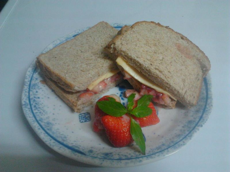 《草莓就愛鷹牌煉奶》梅味煉奶草莓起司三明治