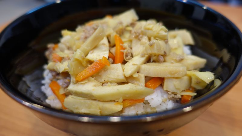 冬筍肉絲蓋飯