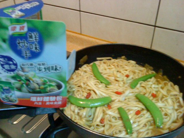 [小心上癮]康寶鮮味炒手鰹魚風味-咖哩剩汁炒麵