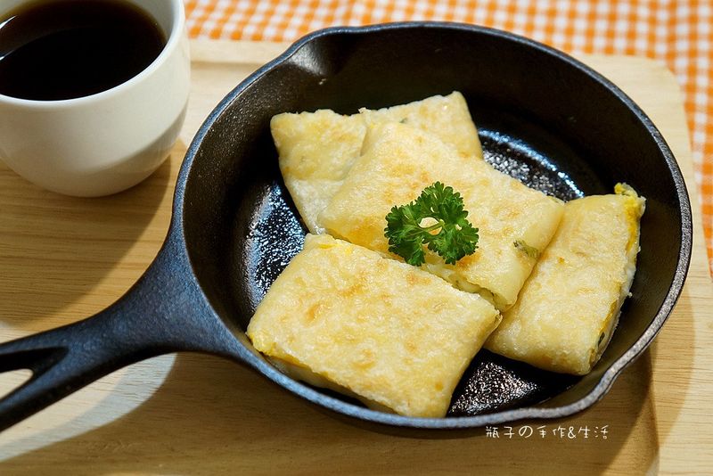 五分鐘上桌!!會牽絲的爆漿起司蛋餅