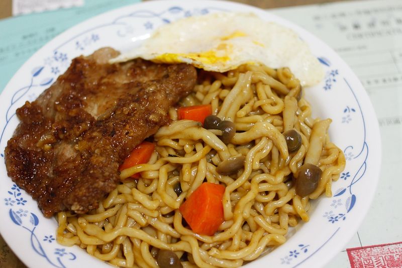 咖哩豬排炒麵