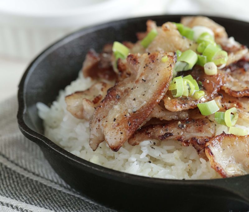 鹽麴豬五花蒜香拌飯,熱騰騰的半調理常備菜