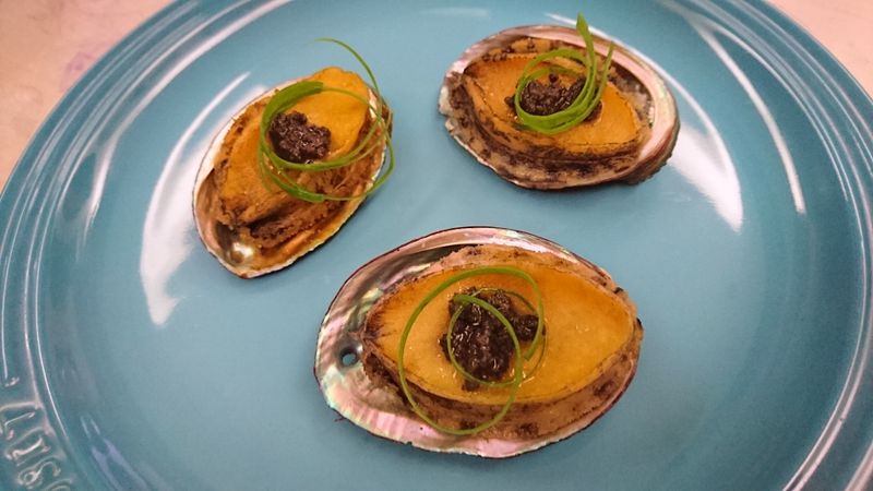 乾煎鮑魚佐松露醬