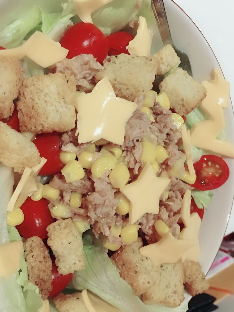 鮪魚玉米起司番茄蒜味麵包塊生菜萵苣沙拉
