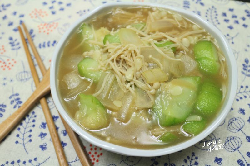 洋蔥金針菇燴絲瓜(三樣食材一鍋輕鬆煮)